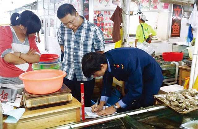近日，三亞一海鮮店在電子秤上動手腳被行政拘留十五日并處一千元罰款