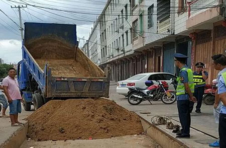 用泥土填滿地基現(xiàn)場